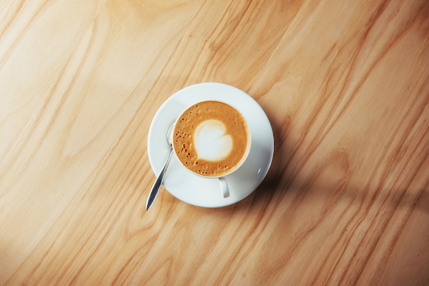 Art Cappuccino Coffee auf Holztisch