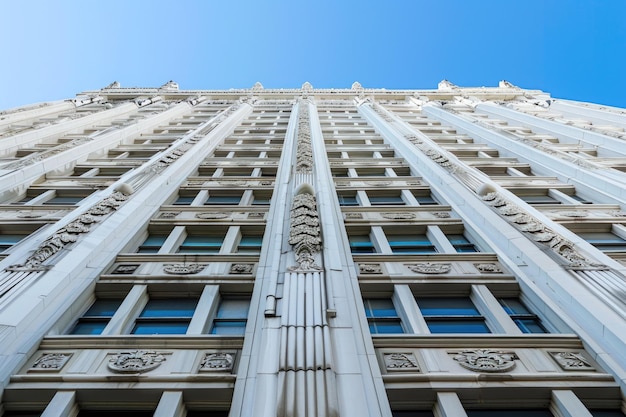 Art-Deco-Fassade mit weißen Steindetails und großen Fenstern