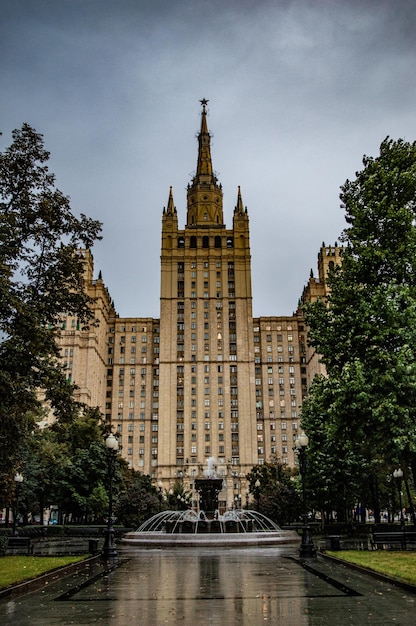 Foto art-deco-wolkenkratzer in moskau, russland