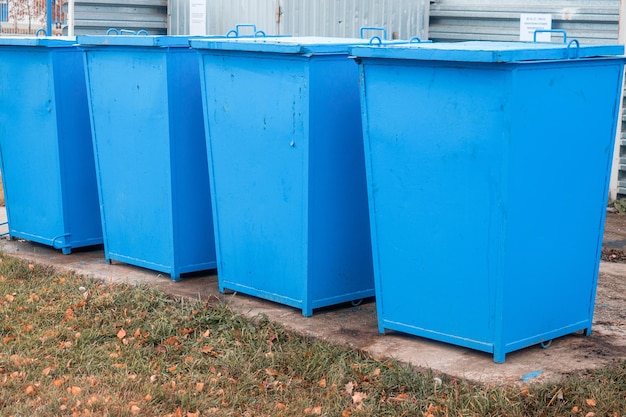 Art der Mülltonnen Metallmüllcontainer stehen in einer Reihe auf einem speziellen Gelände Layout mit Platz zum Kopieren