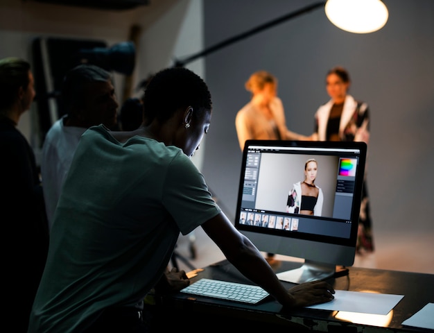 Art Director, der die Fotos auf einem Monitor überprüft