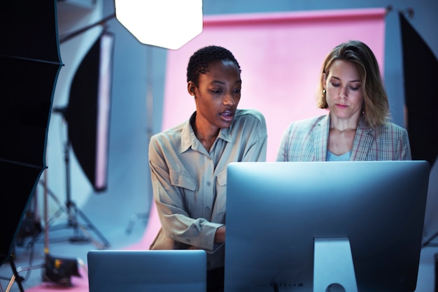 Art Director, der die Schüsse auf dem Monitor überprüft