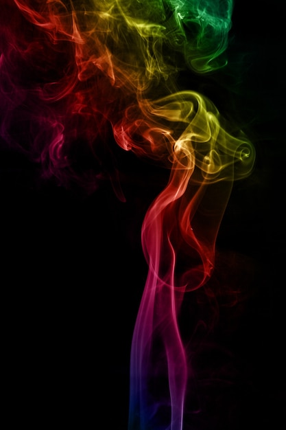 Arte abstracto colorido humo sobre un fondo negro