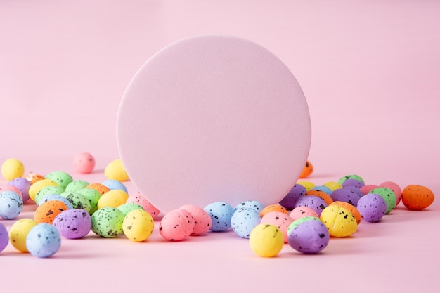 Arte abstrata de forma geométrica circular de ovos de páscoa coloridos com fundo rosa