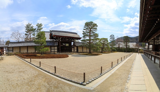 Foto arte de arena de la filosofía zen en el jardín del templo tenryuji, kyoto-shi, japón.