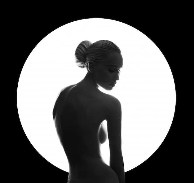 Arte belleza mujer desnuda en negro en círculo blanco anillo. Cuerpo perfecto