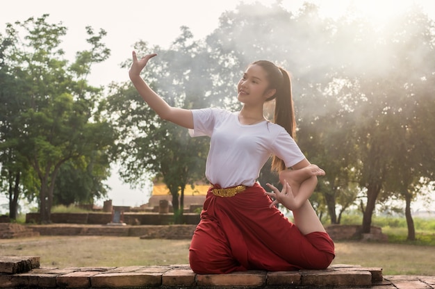 Arte bonita da dança tailandesa da moça