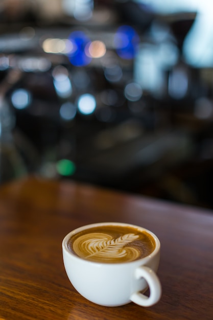 arte de café con leche en barra de madera