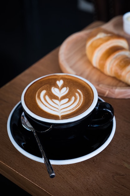 Arte de café con leche en cafetería