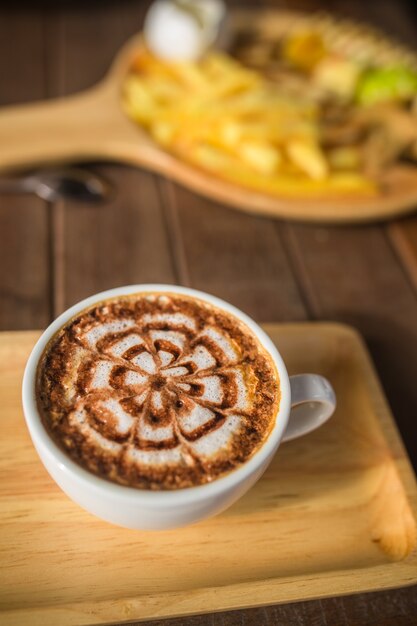 Foto un arte del café con leche en el escritorio de madera