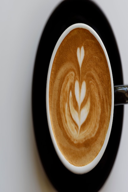 Foto arte del café con leche en la mesa de madera.