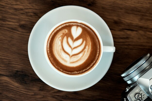 Arte de café con leche en la mesa de madera