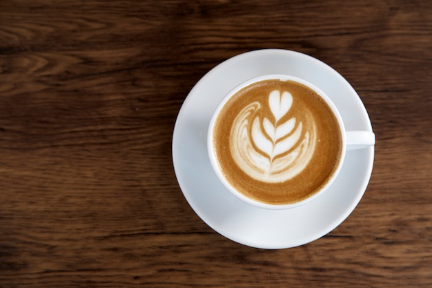 Arte de café con leche en la mesa de madera