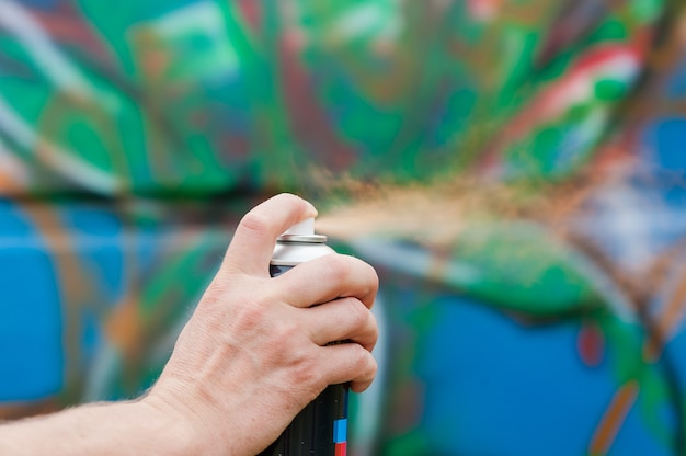 Arte callejero de la ciudad haciendo paredes coloridas graffiti al aire libre