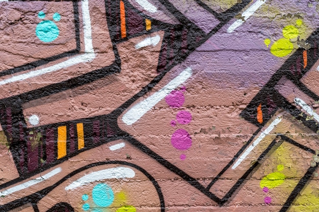 Arte callejero, colorido graffiti en la pared.