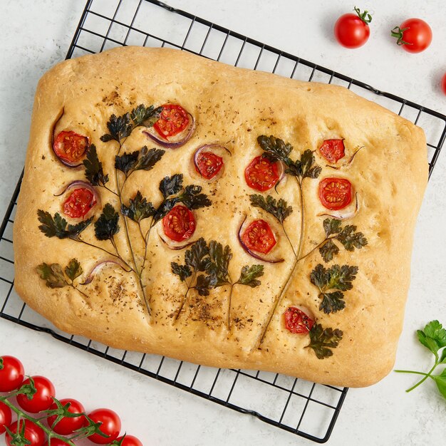 Arte de comida entera pizza focaccia cortada pan plano con verduras en la parrilla tradición cocina italiana