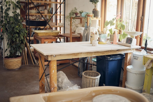 Arte criativa e cerâmica com sala vazia de oficina para fabricação de design e pequenas empresas Interior e produção de cerâmica com mesa em estúdio para inspiração de pintura e varejo