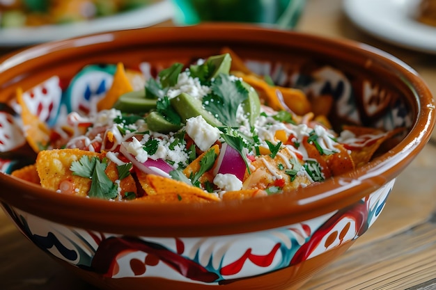 Arte culinária mexicana Cerâmica artesanal apresentando a magia de Chilaquiles