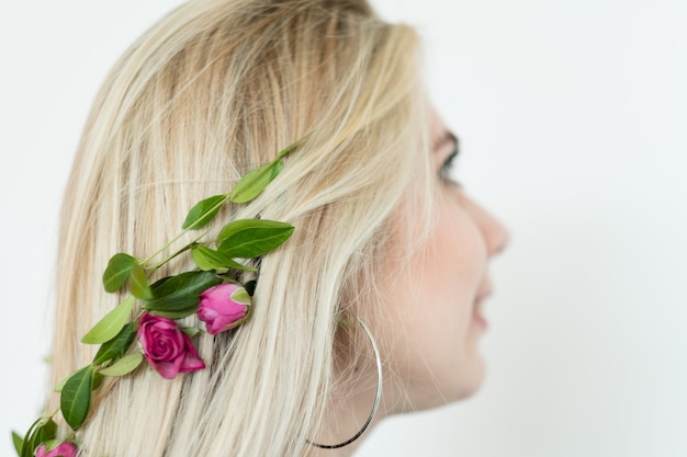 Arte de cabeleireiro. penteado criativo. updo de verão romântico com acessórios florais.