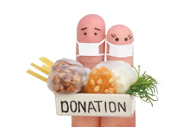 Arte de dedos de casal com máscara facial Homem e mulher segurando uma caixa de doação com comida isolada no branco