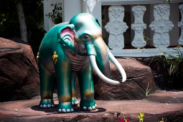 Arte de escultura de escultura de criaturas lendárias animal himmapan mítico na floresta lendária de Himavanta para o povo tailandês e viajantes estrangeiros visitam o templo Wat Don Khanak em Nakhon Pathom Tailândia