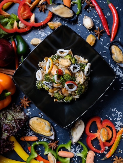 Arte de fotografia de estilo de comida. refeição de frutos do mar de cozinha asiática com legumes no layout de fundo. conceito de criatividade artesanal