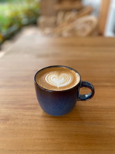 Arte de latte de coração na xícara de café