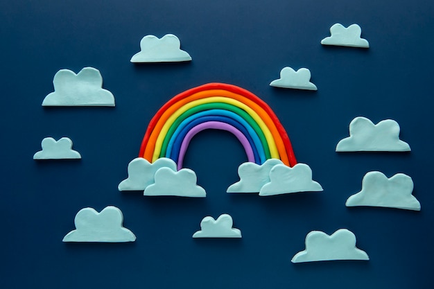 Arte de massinha com nuvens e arco-íris