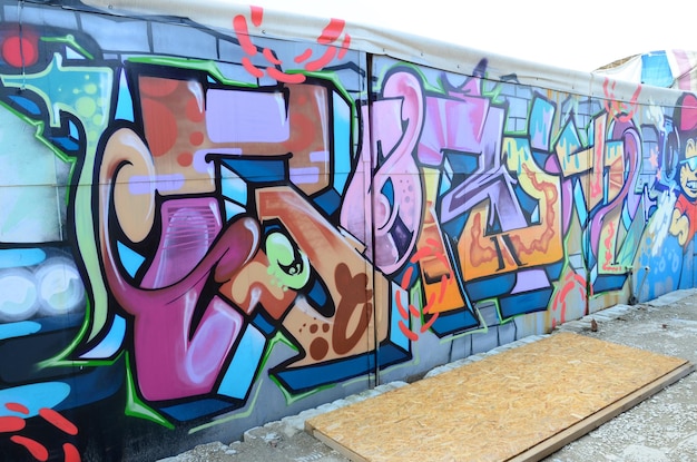 Arte de rua Imagem de fundo abstrata de uma pintura de graffiti completa em muitas cores e tons da moda