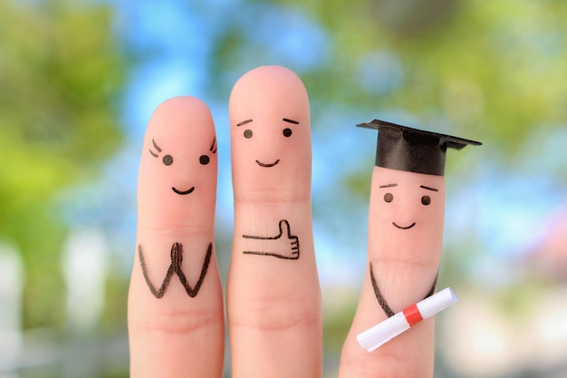 Arte de los dedos de la familia feliz Concepto Los padres están orgullosos de que su hijo se haya graduado de la universidad
