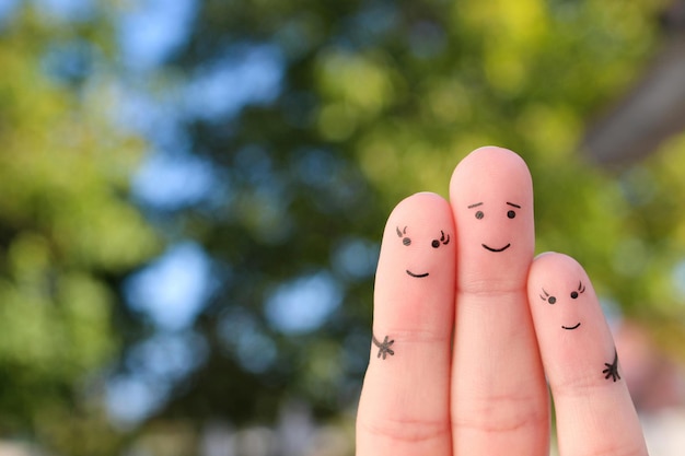 Arte de los dedos de la familia feliz El concepto de un paseo en el parque de verano