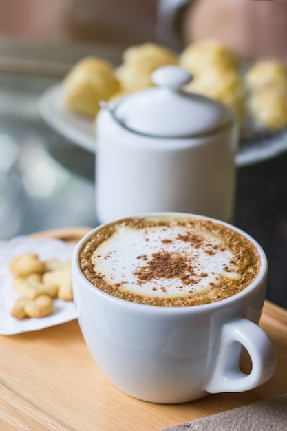 arte do cappuccino do café na caneca, com um momento de relaxamento