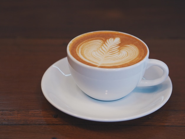 Arte do latte do café na cafetaria com espaço da cópia.