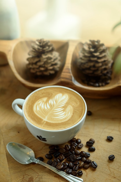 Arte do latte do café na tabela de madeira.