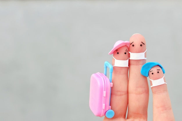 Arte dos dedos da família feliz com máscara facial Homem e mulher saindo de férias