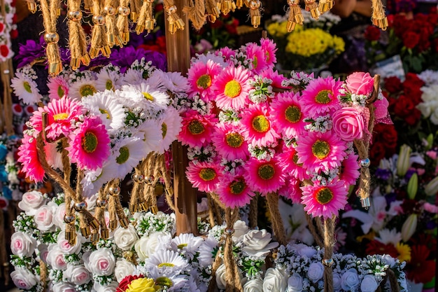 Arte floral feita de flores artificiais à vista