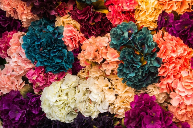 Arte floral feita de flores artificiais coloridas à vista