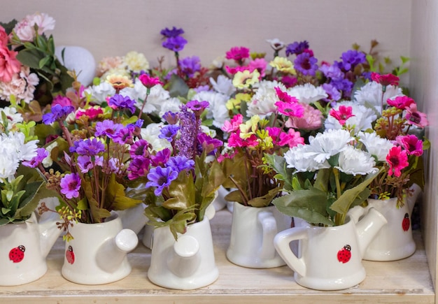 Arte floral feita de flores artificiais em vista