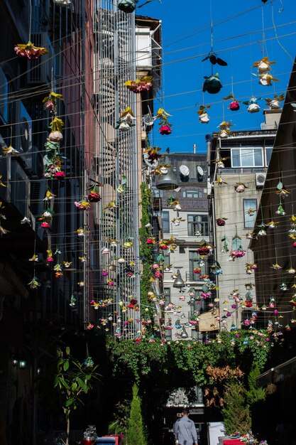 Arte floral hecho de flores artificiales en la calle