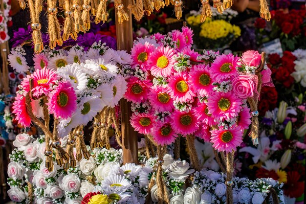 Arte floral hecho de flores artificiales a la vista