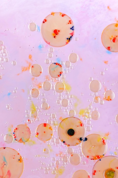 Arte fluida Bolhas de água abstraem fundo colorido Pintura bonita Pano de fundo de cor líquida