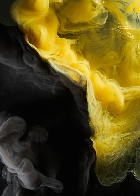 Arte fluida líquida Fundo abstrato Preto amarelo dançando tintas acrílicas espaço subaquático fumaça oceano