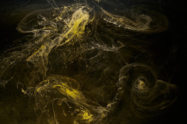 Arte fluida líquida Fundo abstrato Preto amarelo dançando tintas acrílicas espaço subaquático fumaça oceano