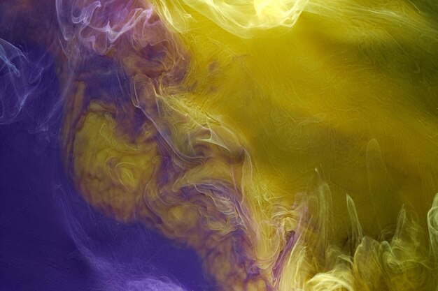 Arte fluida líquida Fundo abstrato Roxo amarelo dançando tintas acrílicas espaço subaquático fumaça cor do oceano explosão