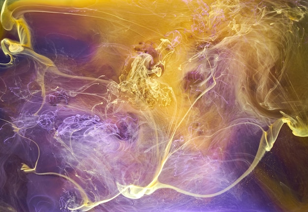 Arte fluida líquida Fundo abstrato Roxo amarelo dançando tintas acrílicas espaço subaquático fumaça cor do oceano explosão