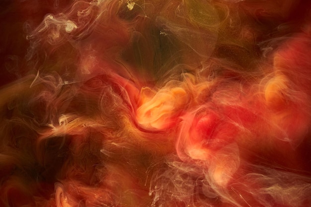 Arte fluida líquida Fundo abstrato Vermelho amarelo dançando tintas acrílicas espaço subaquático fumaça cor do oceano explosão