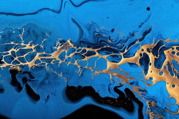 Arte fluida. Ouro metálico líquido e partículas de pó de ouro na onda azul abstrata. Fundo de efeito de mármore ou textura.