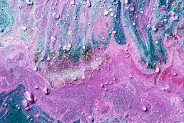 Arte fluido Cráteres de trazos en relieve y gotas de pintura violeta Fondo o textura de efecto mármol