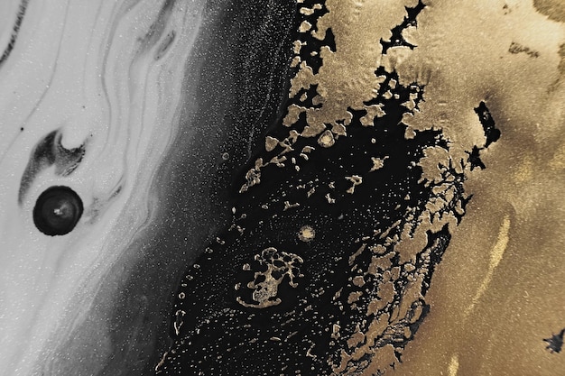 Arte fluido. Ondas abstractas de oro metálico y gris sobre fondo negro. Fondo o textura efecto mármol