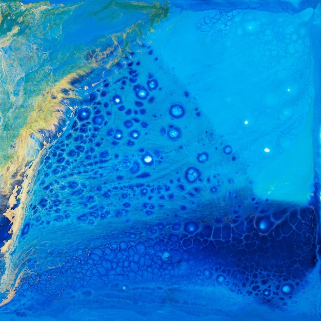 Arte fluido. Pintura abstracta. Hermosa pintura azul con la adición de polvo de oro.